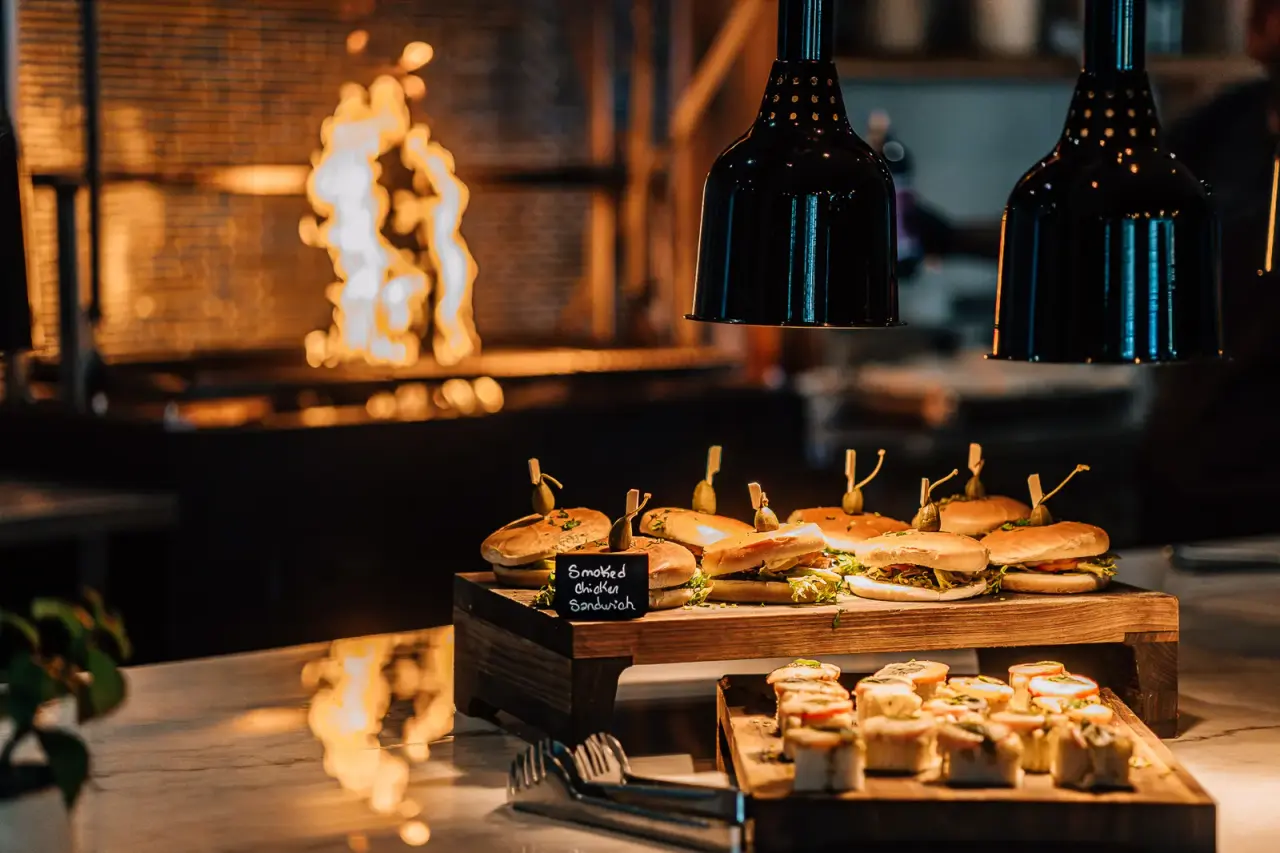 Buffet met hapjes en een open vuur in het restaurant van Van der Valk Bonaire